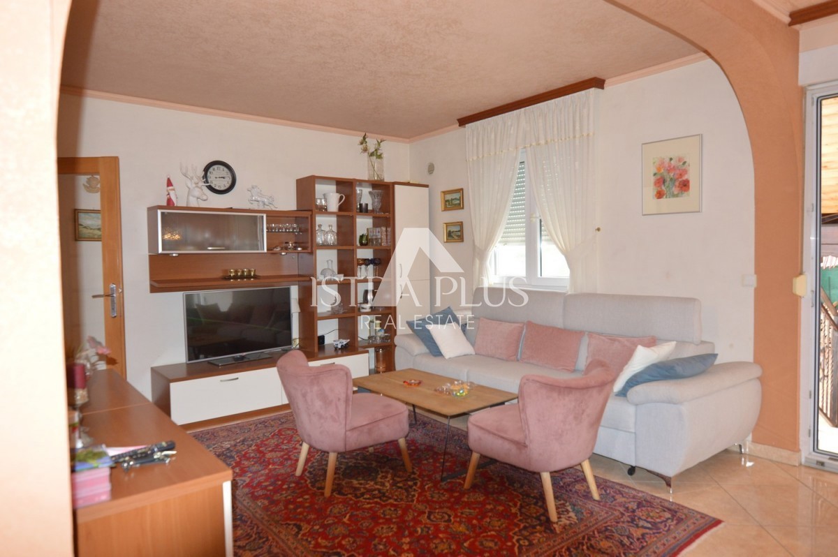 Istria, Parenzo Opportunità! Casa familiare divisa in 2 appartamenti a Parenzo a 1500dal mare!!
