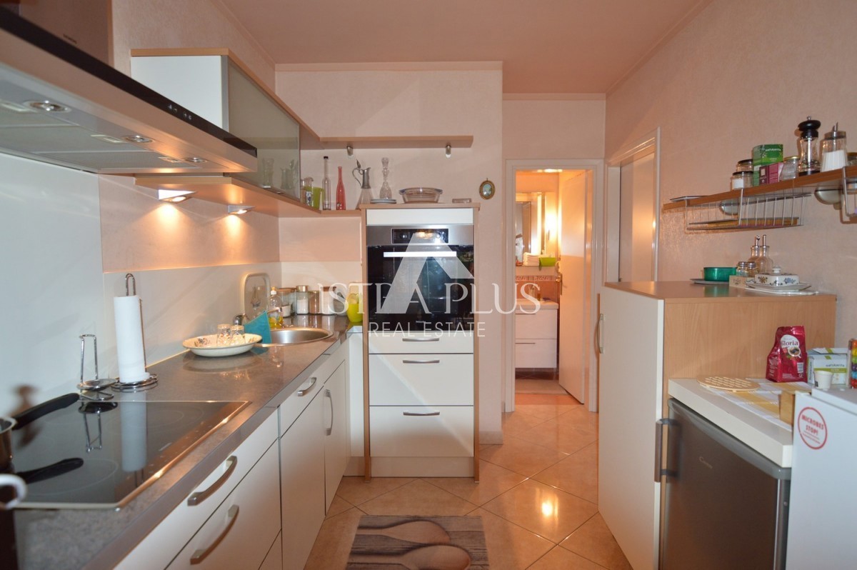 Istria, Parenzo Opportunità! Casa familiare divisa in 2 appartamenti a Parenzo a 1500dal mare!!
