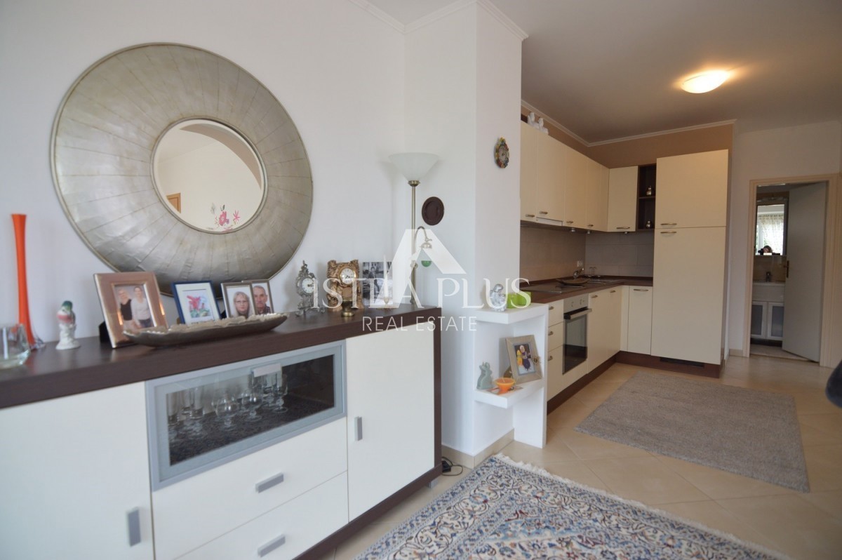Istria, Parenzo Opportunità! Casa familiare divisa in 2 appartamenti a Parenzo a 1500dal mare!!