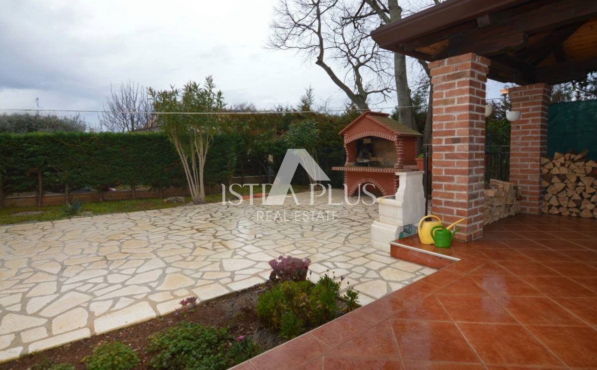 Istria, Parenzo Opportunità! Casa familiare divisa in 2 appartamenti a Parenzo a 1500dal mare!!