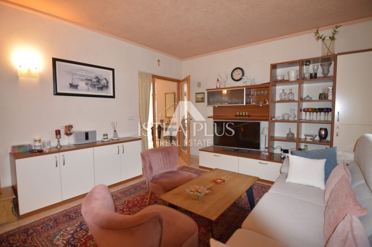 Istria, Parenzo Opportunità! Casa familiare divisa in 2 appartamenti a Parenzo a 1500dal mare!!