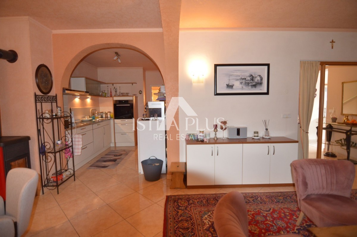 Istria, Parenzo Opportunità! Casa familiare divisa in 2 appartamenti a Parenzo a 1500dal mare!!
