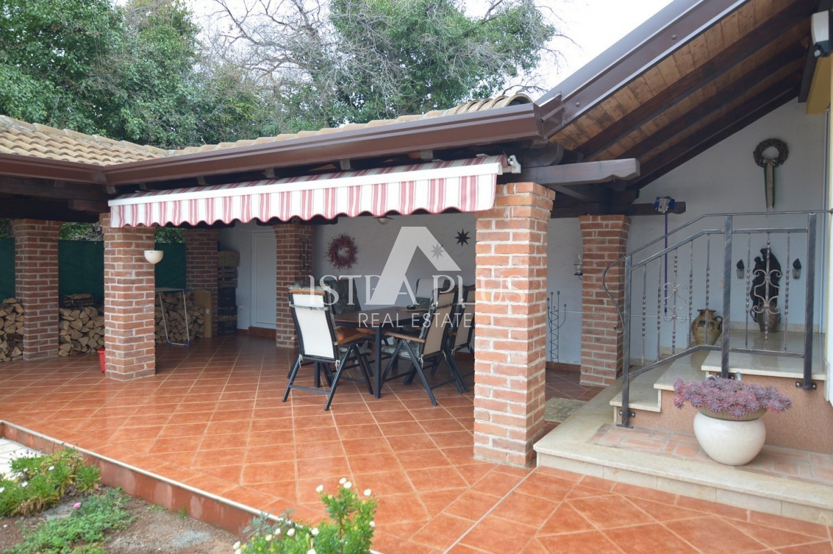 Istria, Parenzo Opportunità! Casa familiare divisa in 2 appartamenti a Parenzo a 1500dal mare!!