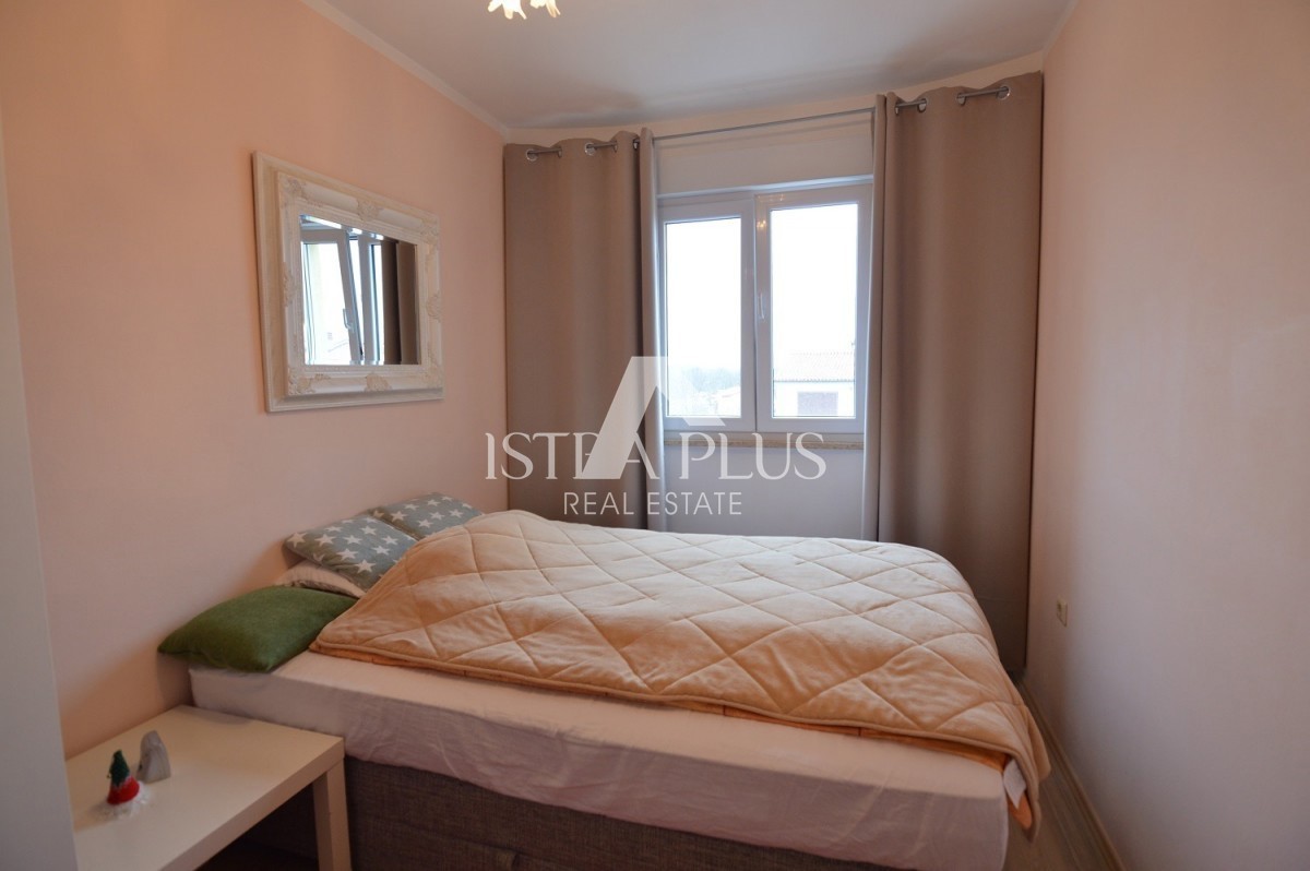 Istria, Parenzo Opportunità! Casa familiare divisa in 2 appartamenti a Parenzo a 1500dal mare!!