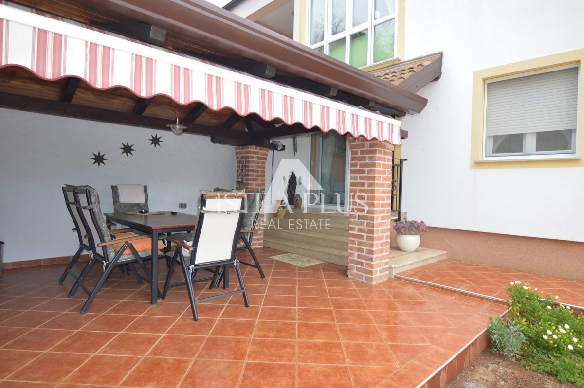 Istria, Parenzo Opportunità! Casa familiare divisa in 2 appartamenti a Parenzo a 1500dal mare!!