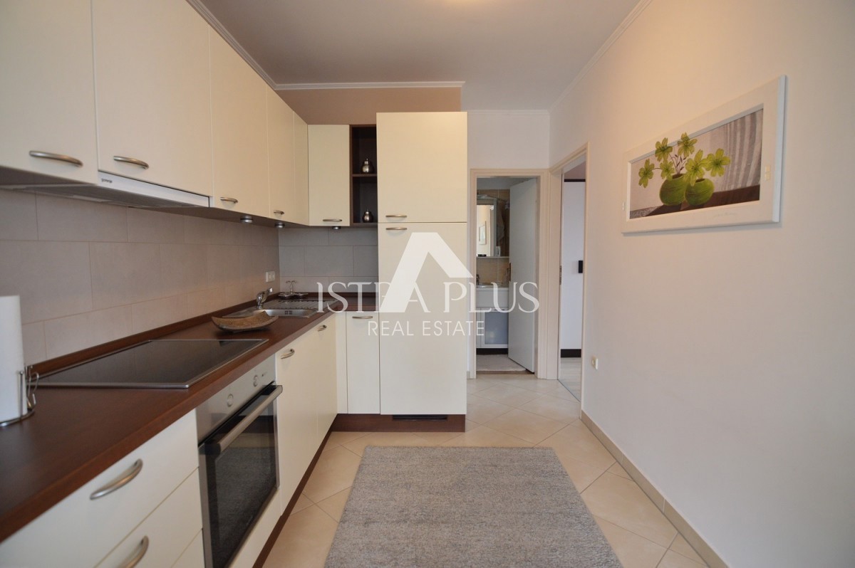 Istria, Parenzo Opportunità! Casa familiare divisa in 2 appartamenti a Parenzo a 1500dal mare!!