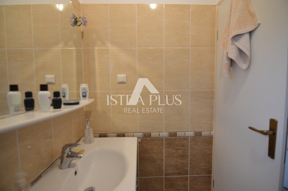 Istria, Parenzo Opportunità! Casa familiare divisa in 2 appartamenti a Parenzo a 1500dal mare!!