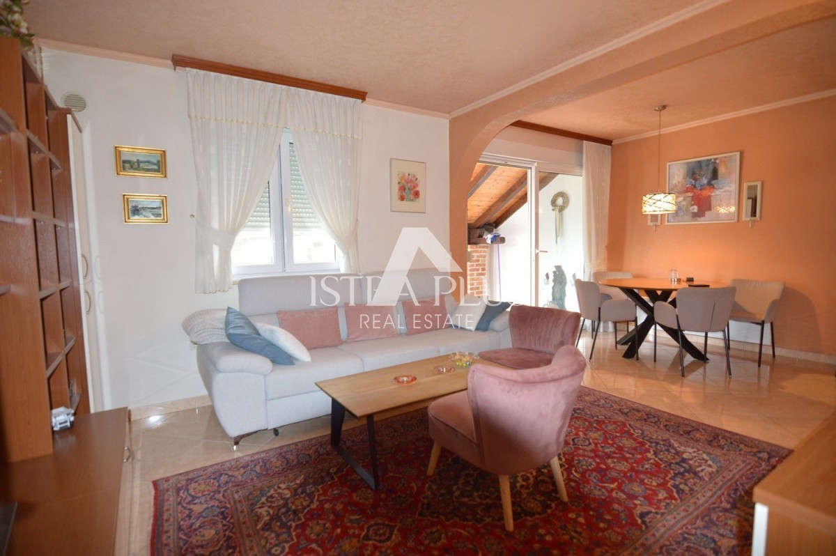Istria, Parenzo Opportunità! Casa familiare divisa in 2 appartamenti a Parenzo a 1500dal mare!!
