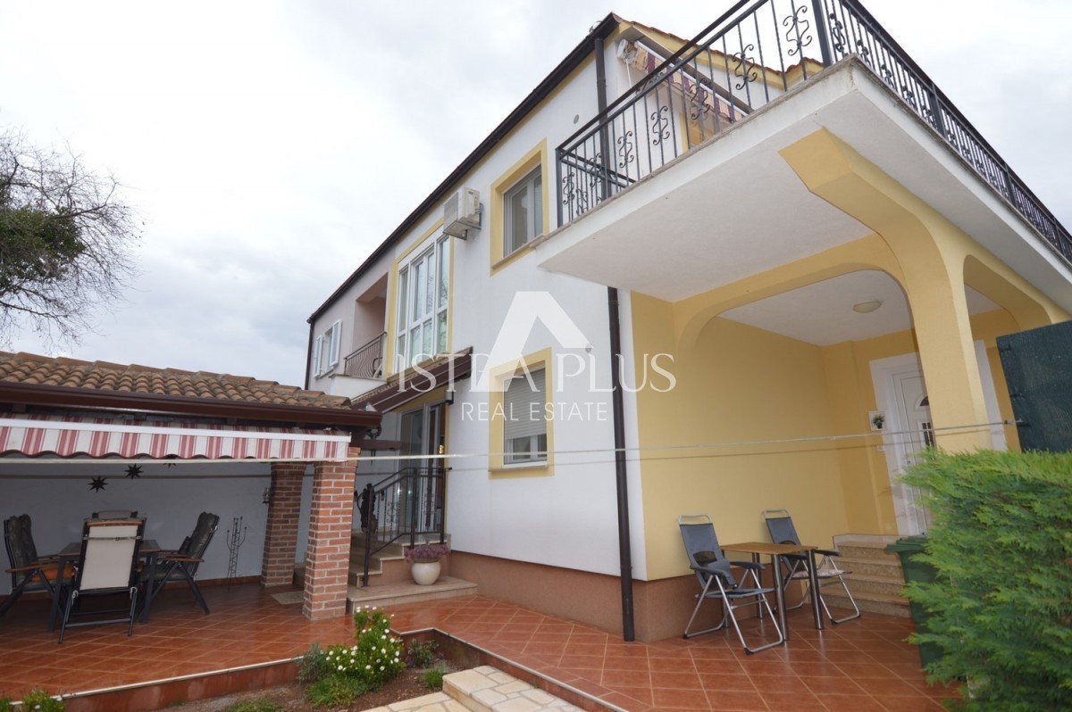 Istria, Parenzo Opportunità! Casa familiare divisa in 2 appartamenti a Parenzo a 1500dal mare!!