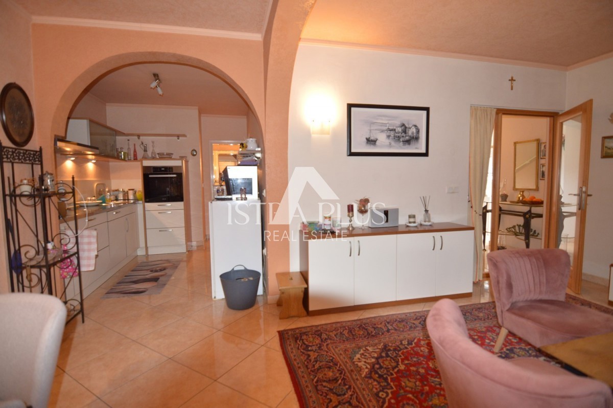 Istria, Parenzo Opportunità! Casa familiare divisa in 2 appartamenti a Parenzo a 1500dal mare!!