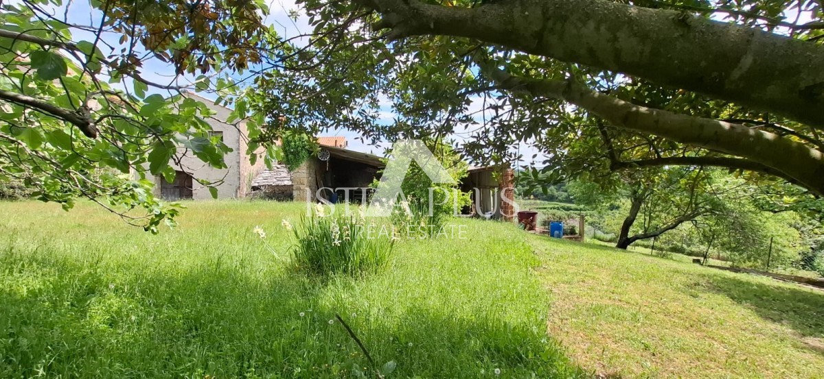 Istria, Buie, Momiano, casa indipendente in pietra in posizione molto tranquilla!