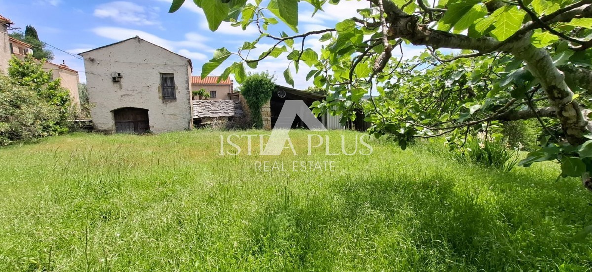 Istria, Buie, Momiano, casa indipendente in pietra in posizione molto tranquilla!