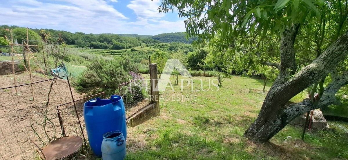 Istria, Buie, Momiano, casa indipendente in pietra in posizione molto tranquilla!
