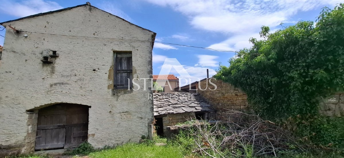 Istria, Buie, Momiano, casa indipendente in pietra in posizione molto tranquilla!