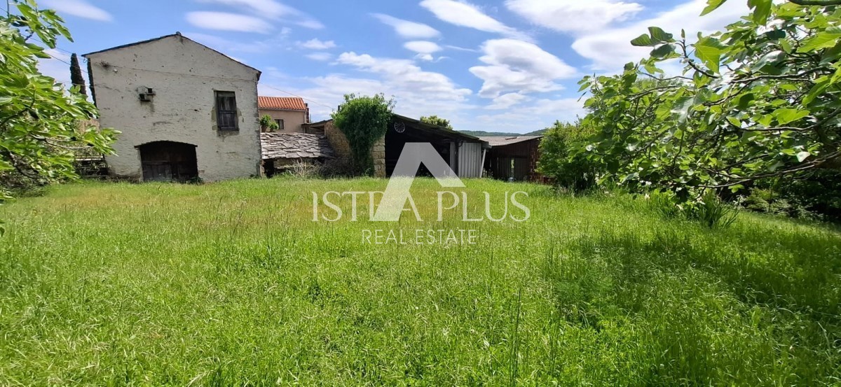 Istria, Buie, Momiano, casa indipendente in pietra in posizione molto tranquilla!