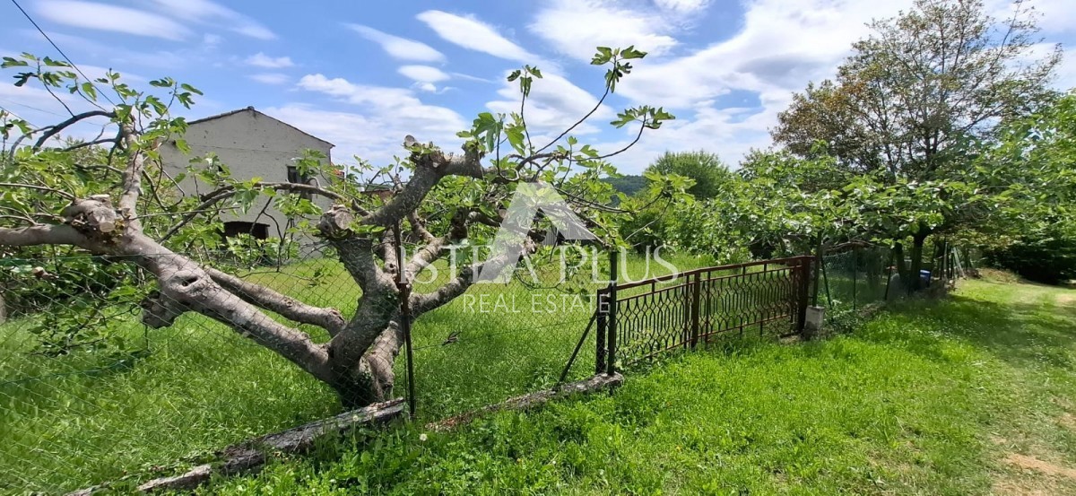 Istria, Buie, Momiano, casa indipendente in pietra in posizione molto tranquilla!