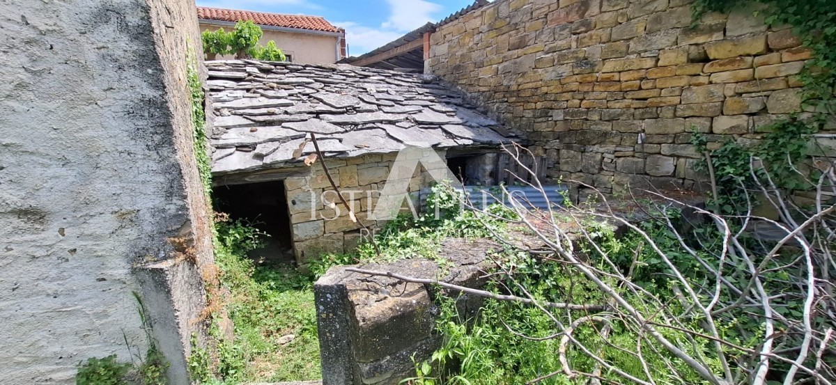 Istria, Buie, Momiano, casa indipendente in pietra in posizione molto tranquilla!