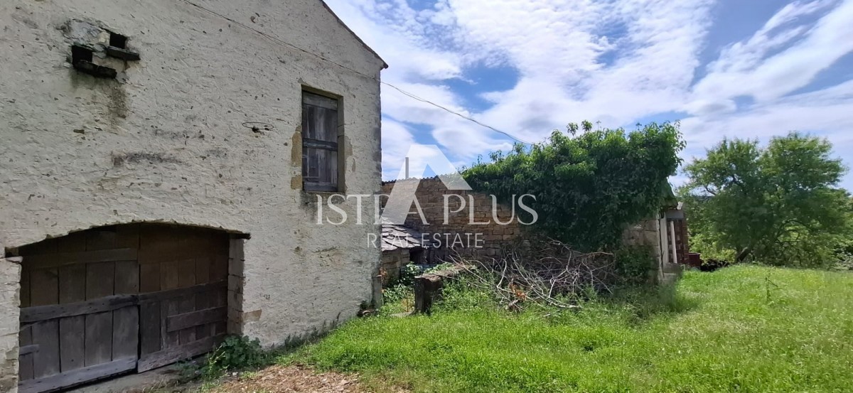 Istria, Buie, Momiano, casa indipendente in pietra in posizione molto tranquilla!