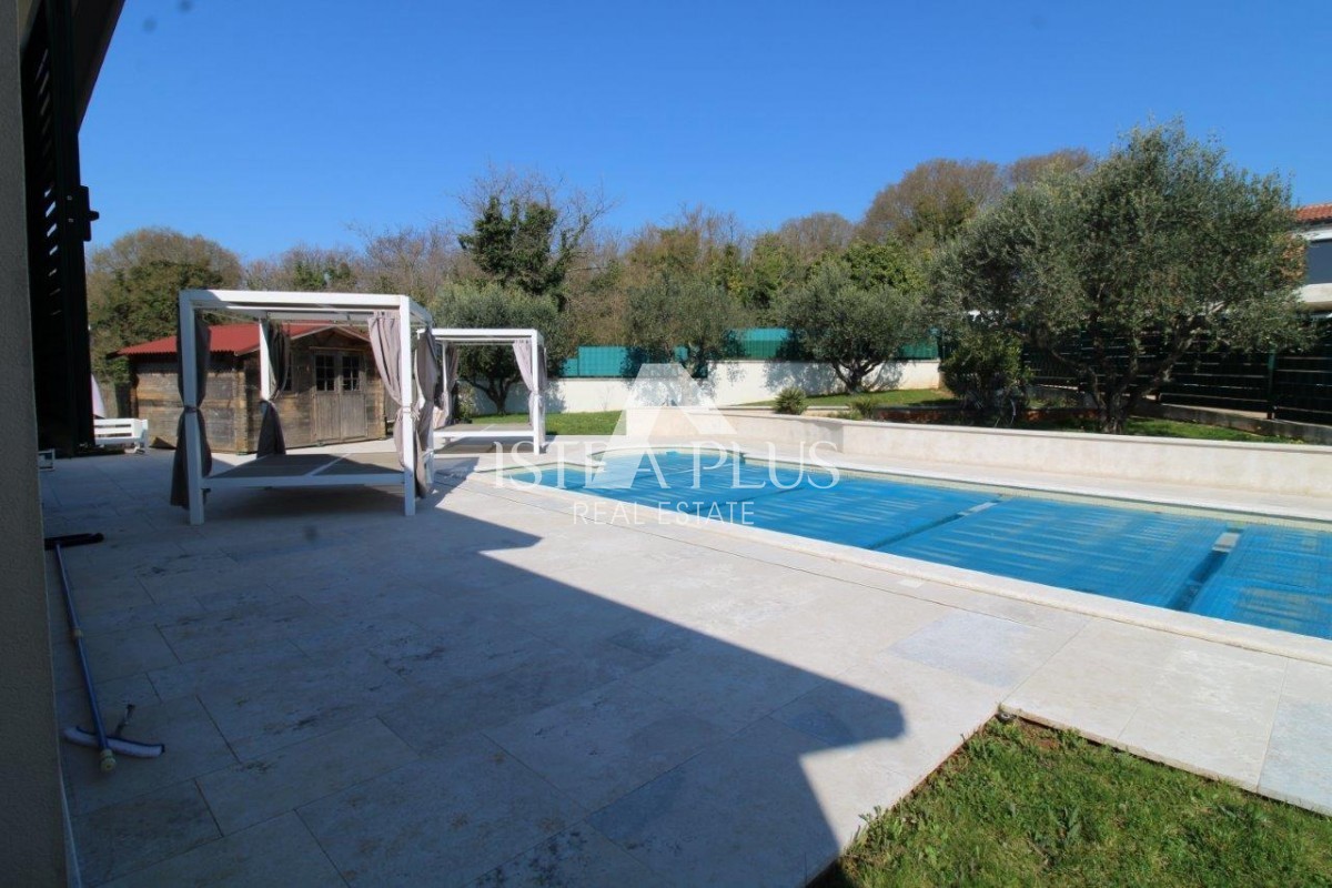 Splendida posizione vicino a Parenzo, casa unifamiliare - 160 m², terreno di 2000 m², piscina e garage