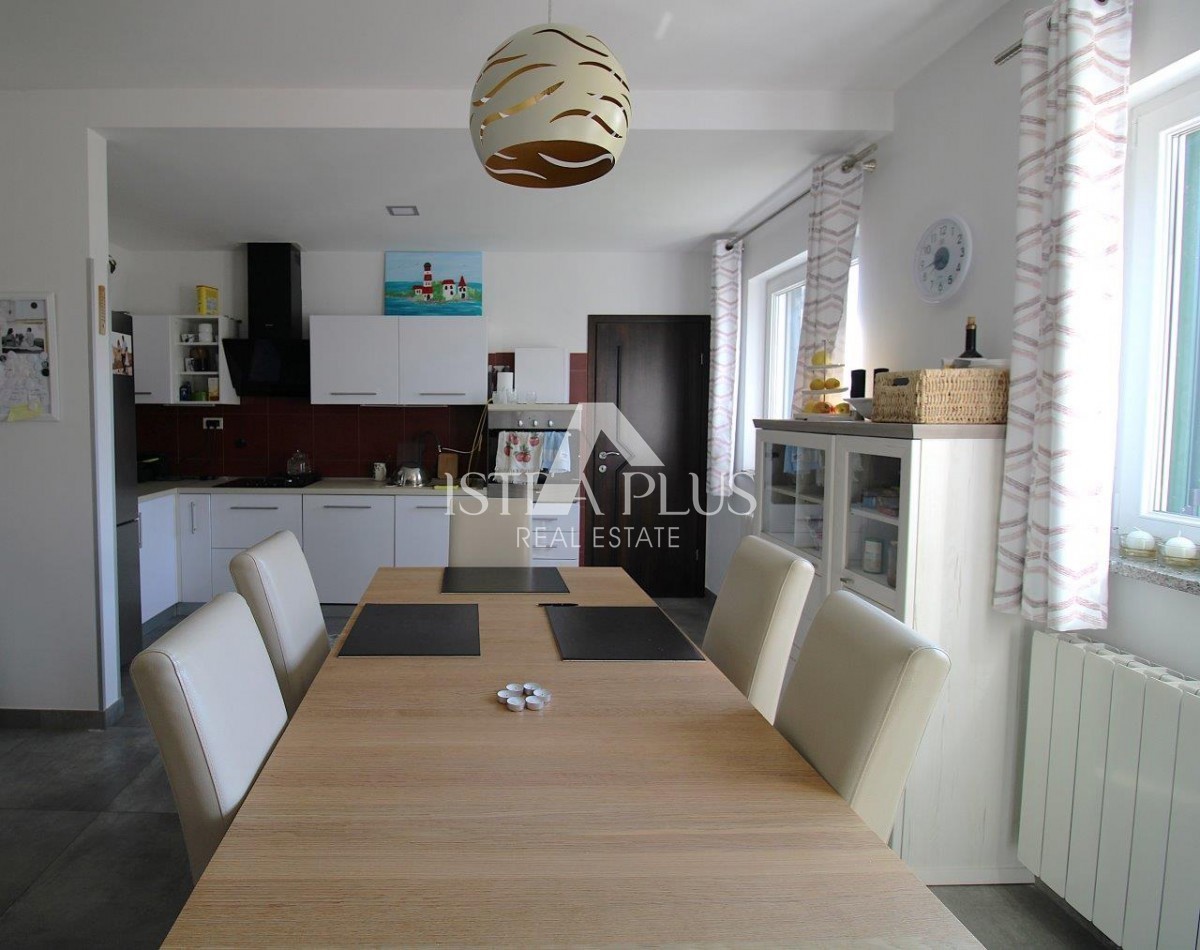 Splendida posizione vicino a Parenzo, casa unifamiliare - 160 m², terreno di 2000 m², piscina e garage