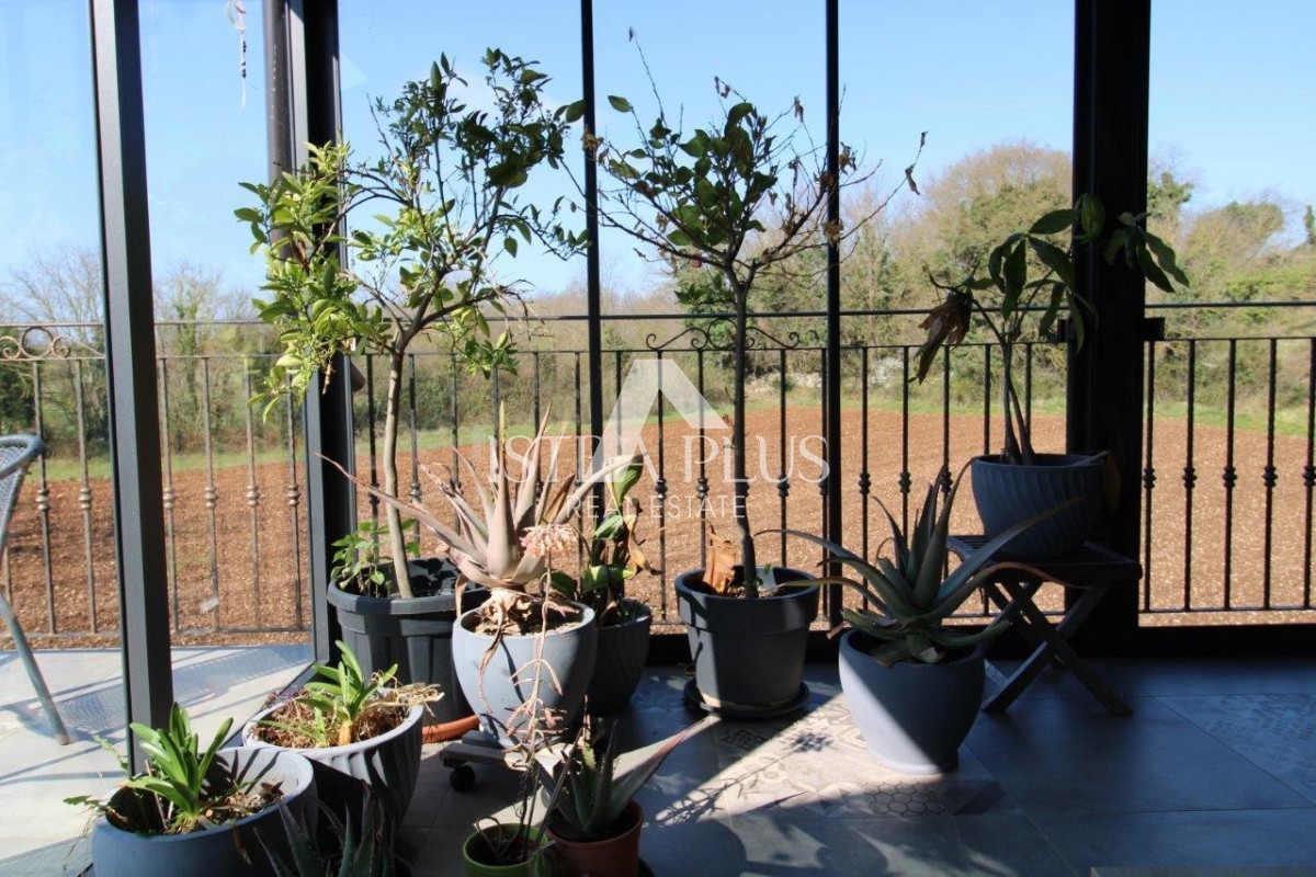 Splendida posizione vicino a Parenzo, casa unifamiliare - 160 m², terreno di 2000 m², piscina e garage