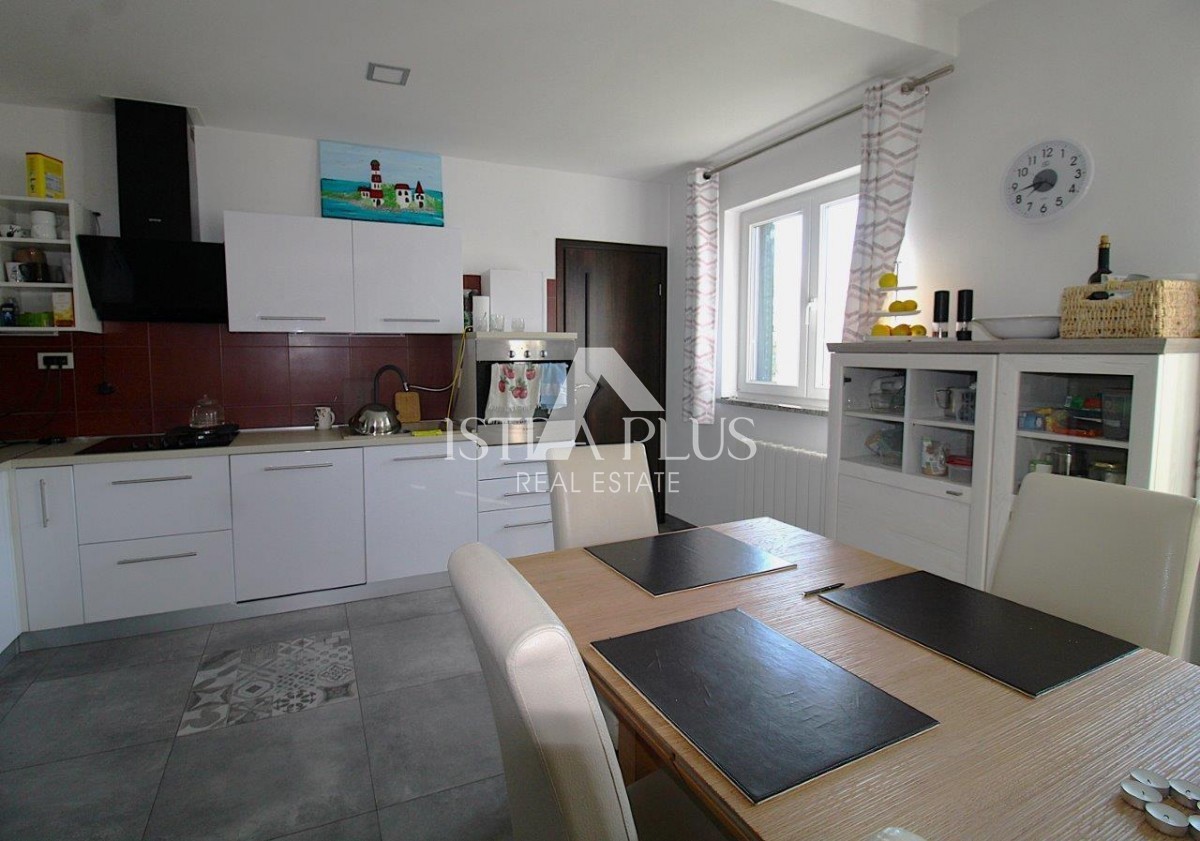 Splendida posizione vicino a Parenzo, casa unifamiliare - 160 m², terreno di 2000 m², piscina e garage