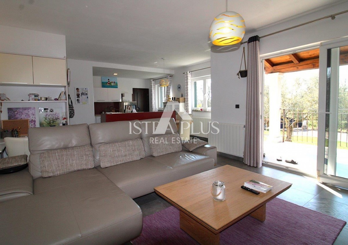 Splendida posizione vicino a Parenzo, casa unifamiliare - 160 m², terreno di 2000 m², piscina e garage