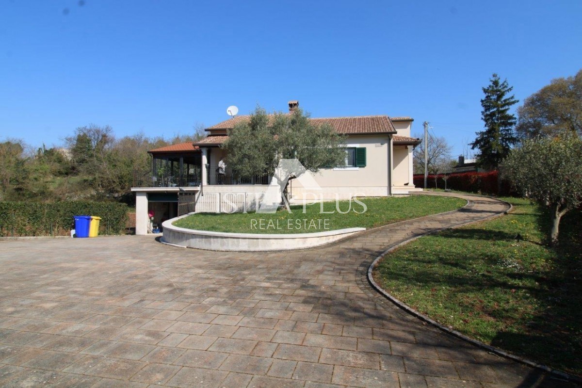 Splendida posizione vicino a Parenzo, casa unifamiliare - 160 m², terreno di 2000 m², piscina e garage
