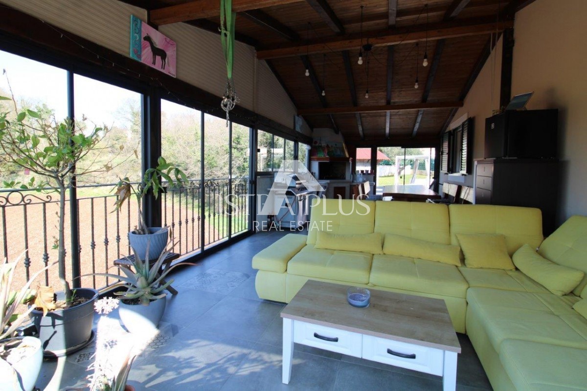 Splendida posizione vicino a Parenzo, casa unifamiliare - 160 m², terreno di 2000 m², piscina e garage