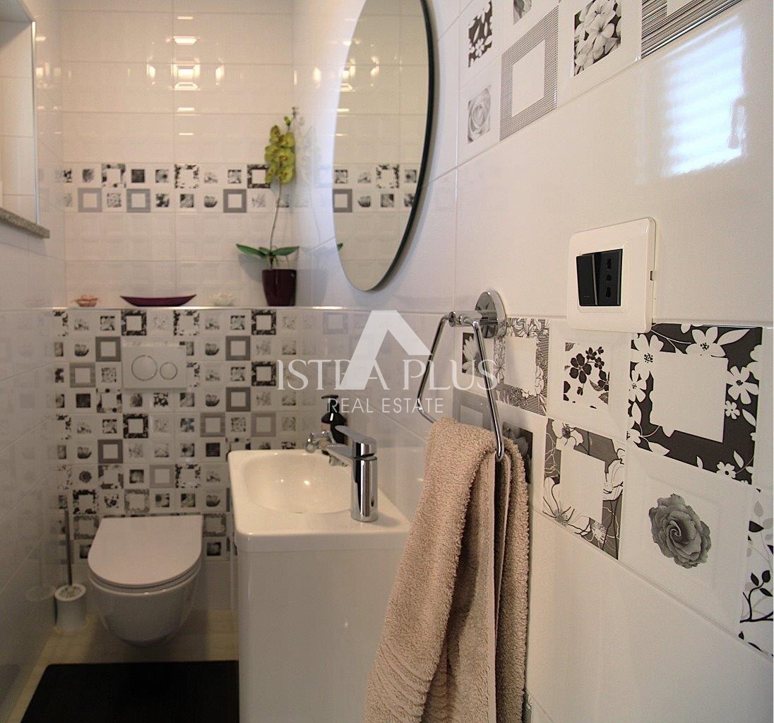 Splendida posizione vicino a Parenzo, casa unifamiliare - 160 m², terreno di 2000 m², piscina e garage