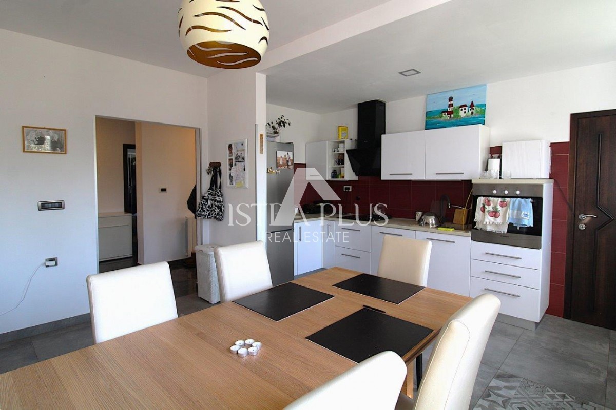 Splendida posizione vicino a Parenzo, casa unifamiliare - 160 m², terreno di 2000 m², piscina e garage