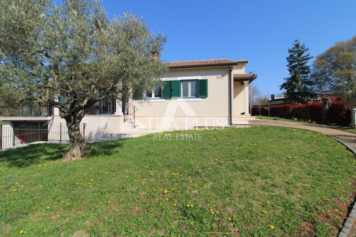 Splendida posizione vicino a Parenzo, casa unifamiliare - 160 m², terreno di 2000 m², piscina e garage