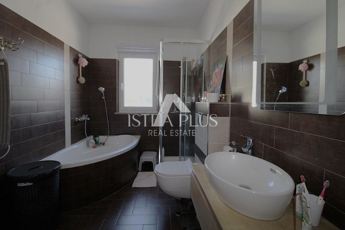 Splendida posizione vicino a Parenzo, casa unifamiliare - 160 m², terreno di 2000 m², piscina e garage