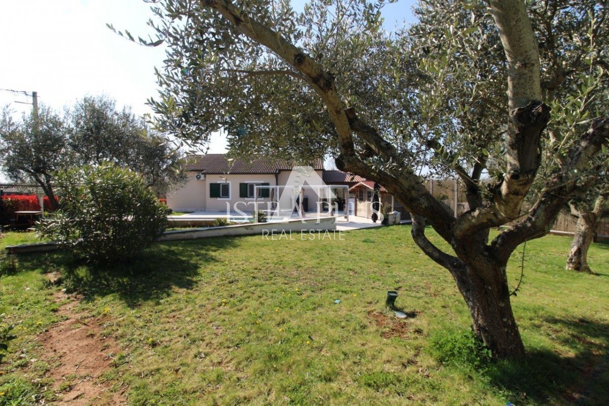 Splendida posizione vicino a Parenzo, casa unifamiliare - 160 m², terreno di 2000 m², piscina e garage