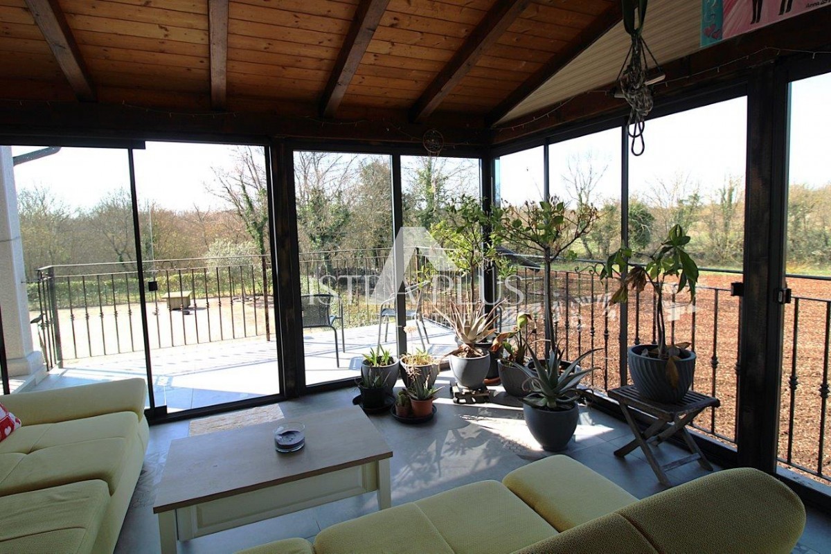 Splendida posizione vicino a Parenzo, casa unifamiliare - 160 m², terreno di 2000 m², piscina e garage