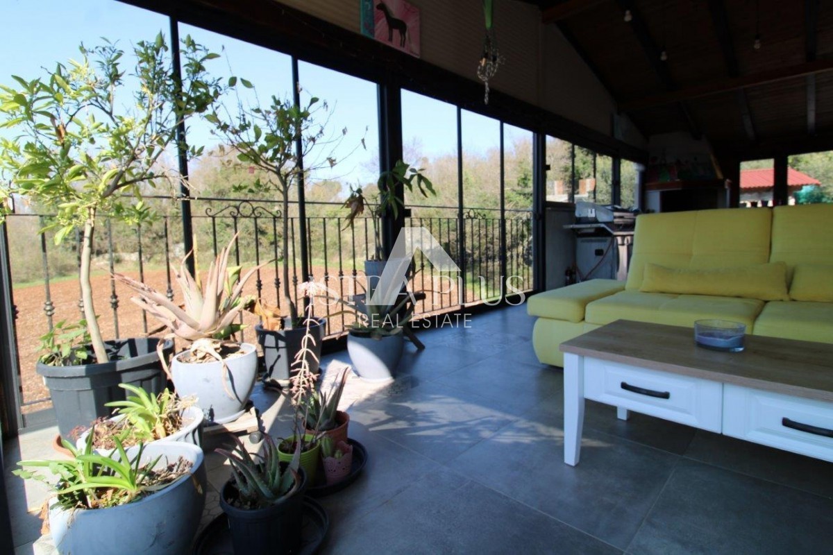 Splendida posizione vicino a Parenzo, casa unifamiliare - 160 m², terreno di 2000 m², piscina e garage