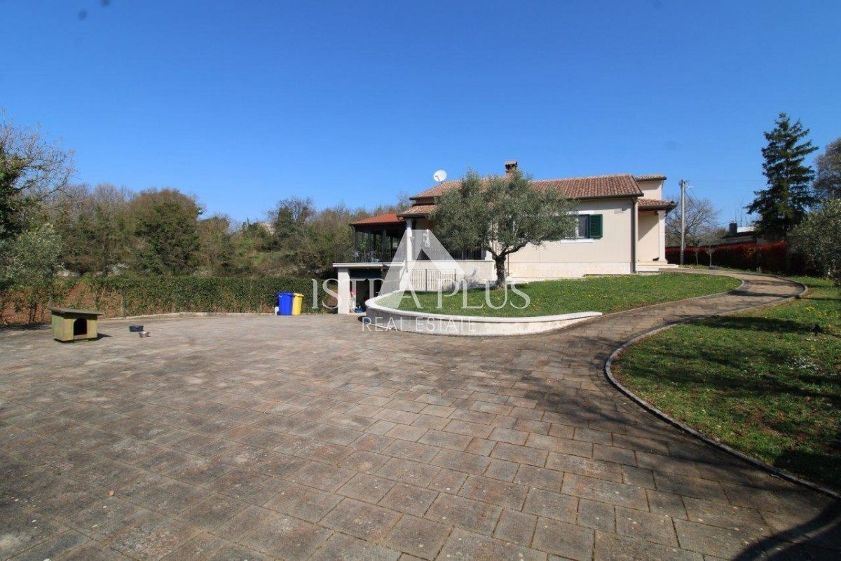 Splendida posizione vicino a Parenzo, casa unifamiliare - 160 m², terreno di 2000 m², piscina e garage
