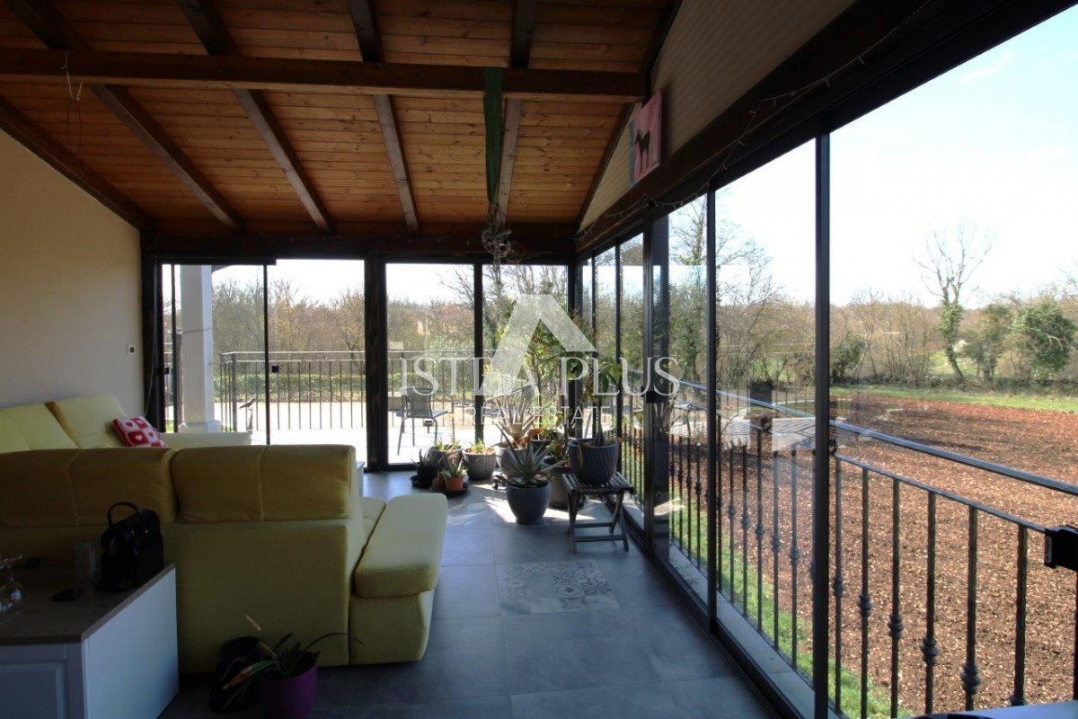 Splendida posizione vicino a Parenzo, casa unifamiliare - 160 m², terreno di 2000 m², piscina e garage