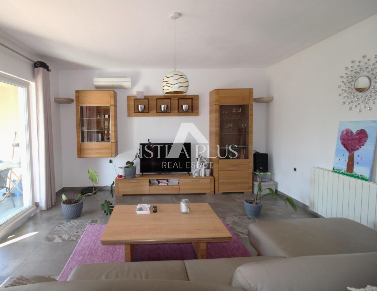 Splendida posizione vicino a Parenzo, casa unifamiliare - 160 m², terreno di 2000 m², piscina e garage