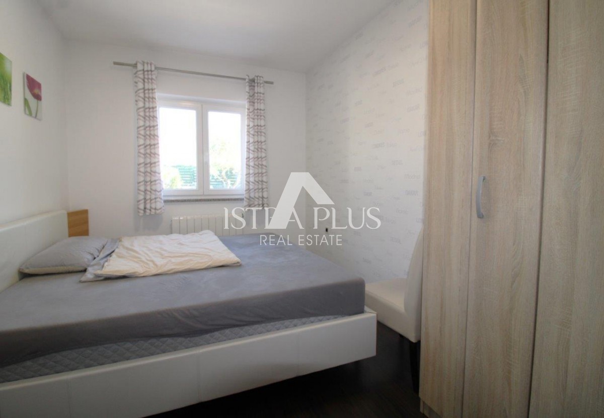 Splendida posizione vicino a Parenzo, casa unifamiliare - 160 m², terreno di 2000 m², piscina e garage