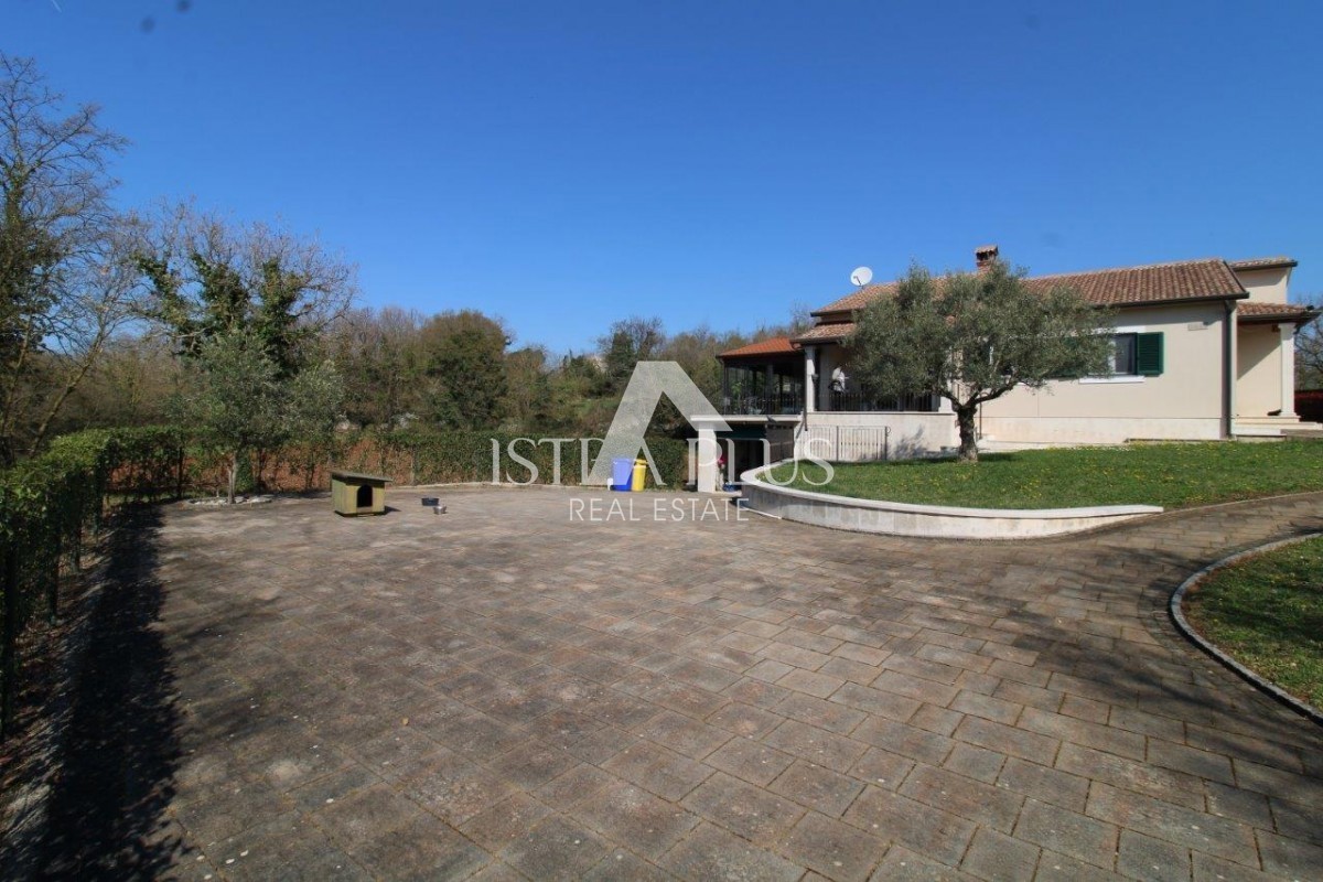 Splendida posizione vicino a Parenzo, casa unifamiliare - 160 m², terreno di 2000 m², piscina e garage