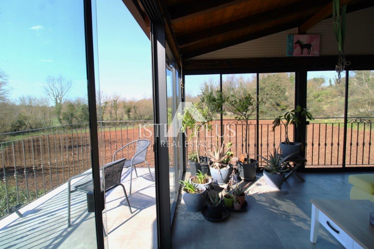 Splendida posizione vicino a Parenzo, casa unifamiliare - 160 m², terreno di 2000 m², piscina e garage