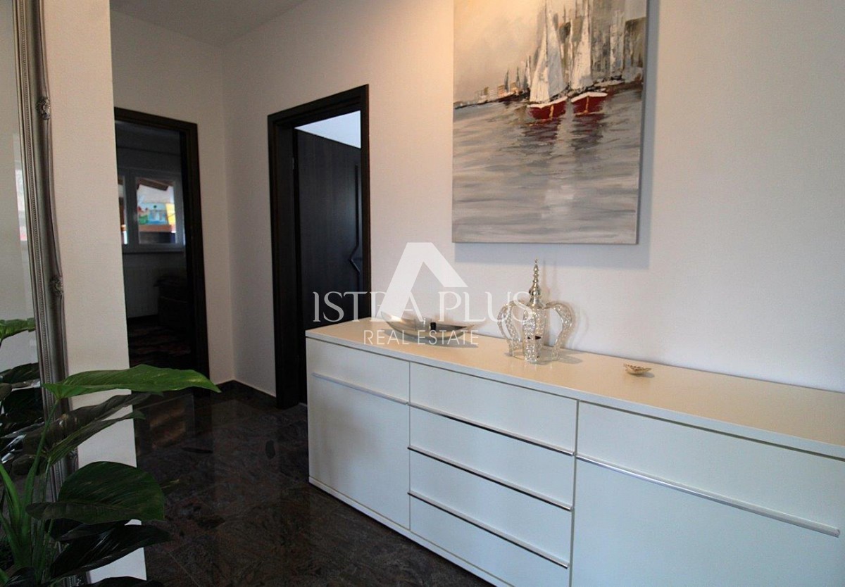 Splendida posizione vicino a Parenzo, casa unifamiliare - 160 m², terreno di 2000 m², piscina e garage