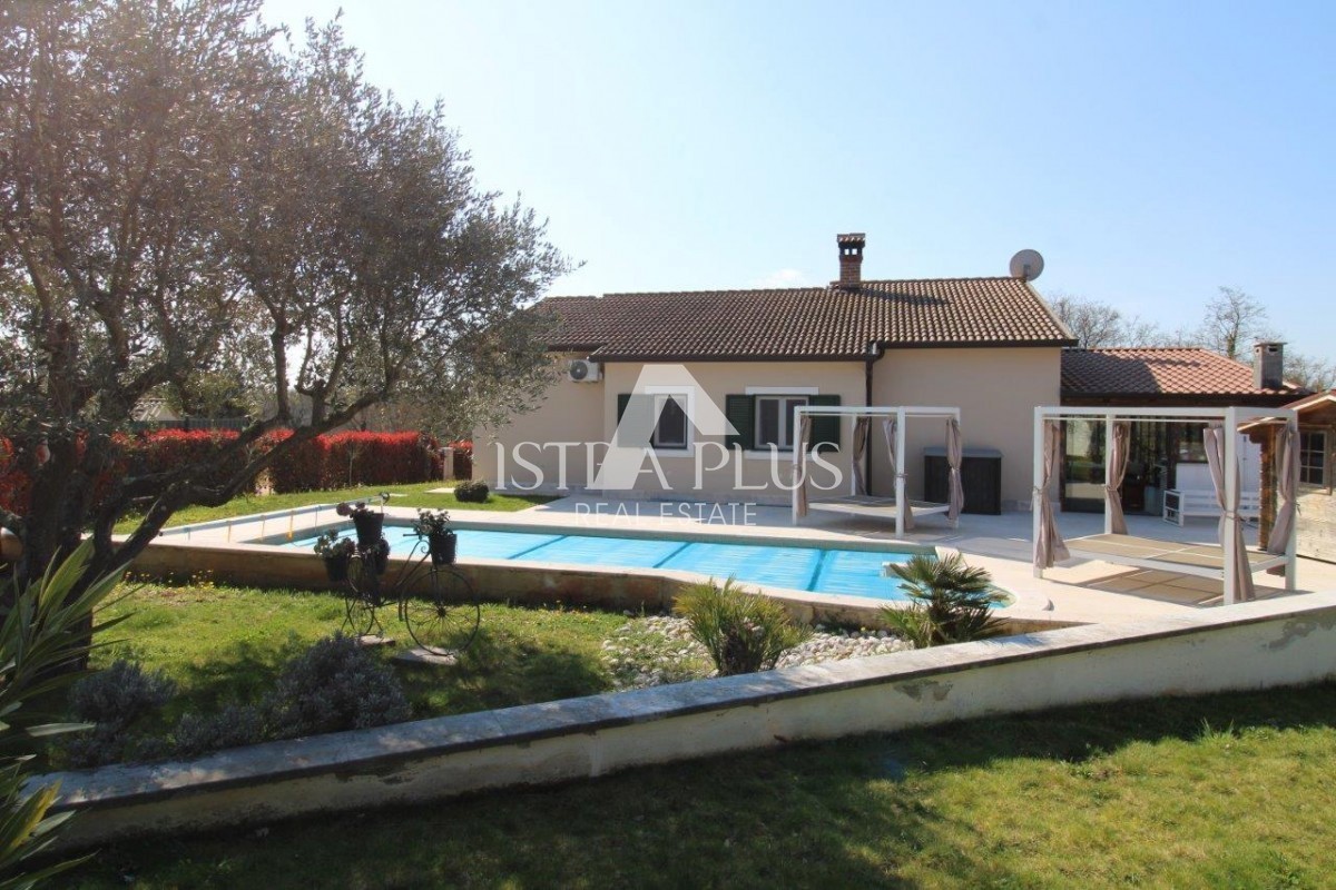 Splendida posizione vicino a Parenzo, casa unifamiliare - 160 m², terreno di 2000 m², piscina e garage