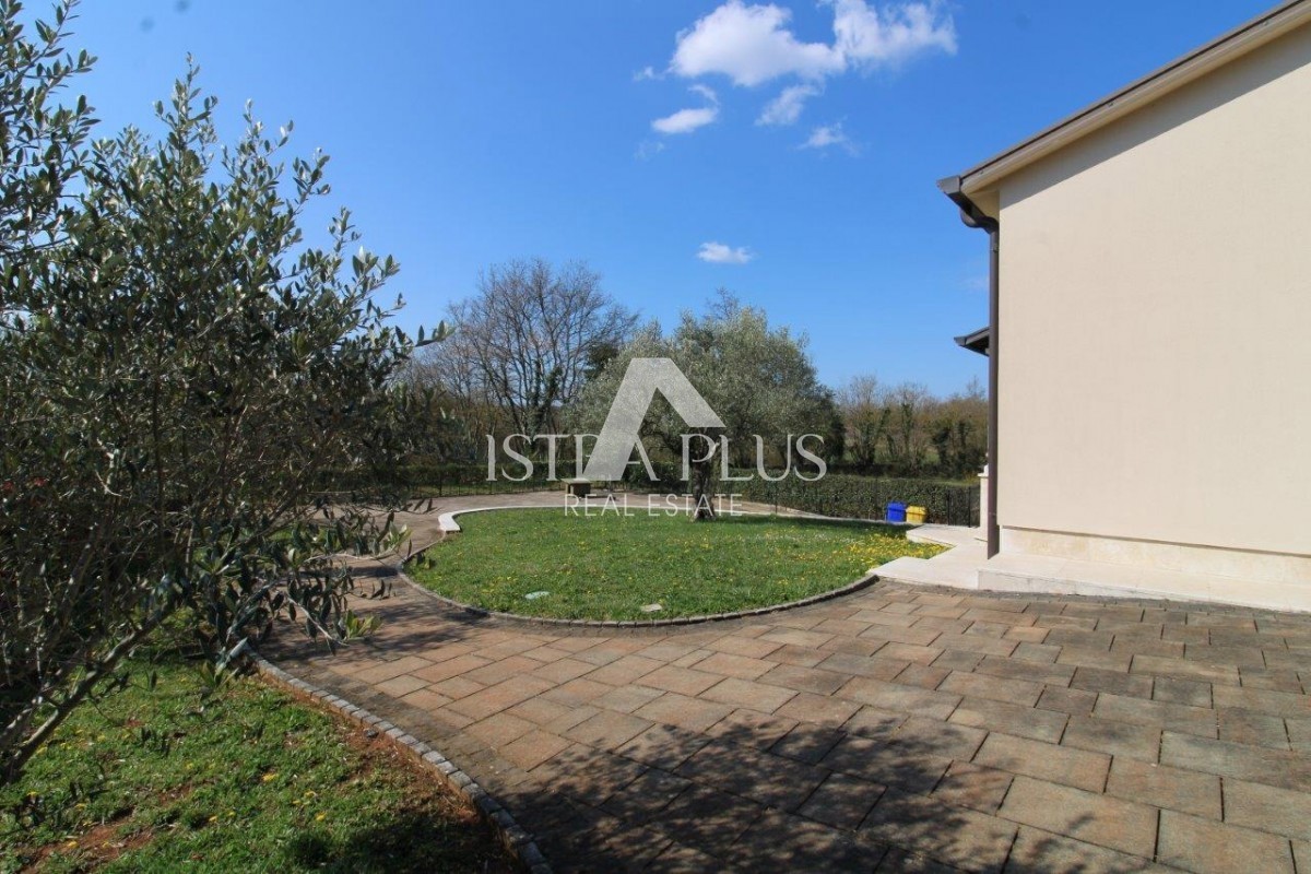 Splendida posizione vicino a Parenzo, casa unifamiliare - 160 m², terreno di 2000 m², piscina e garage