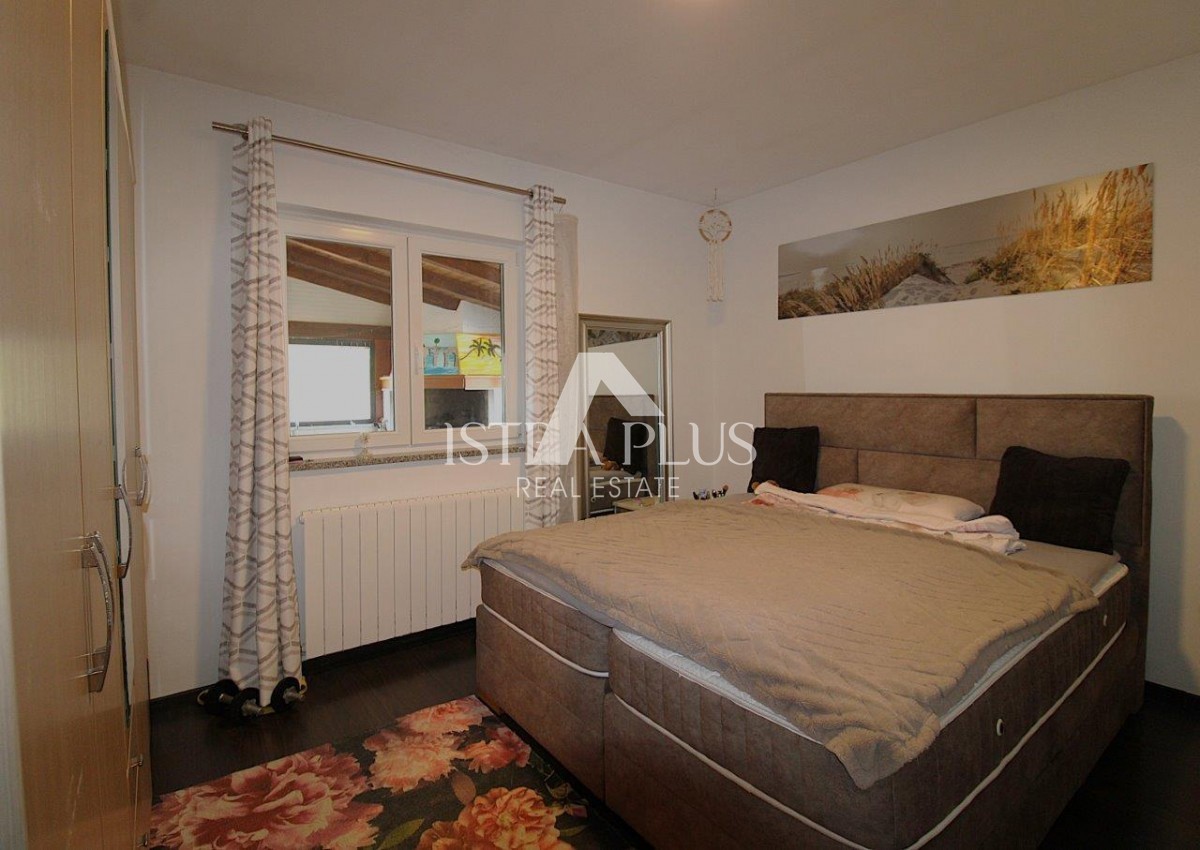 Splendida posizione vicino a Parenzo, casa unifamiliare - 160 m², terreno di 2000 m², piscina e garage