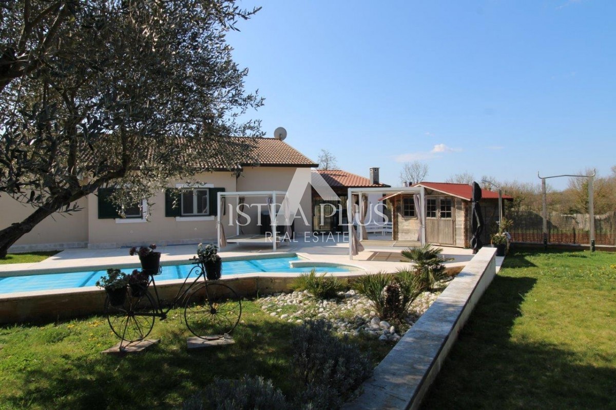 Splendida posizione vicino a Parenzo, casa unifamiliare - 160 m², terreno di 2000 m², piscina e garage