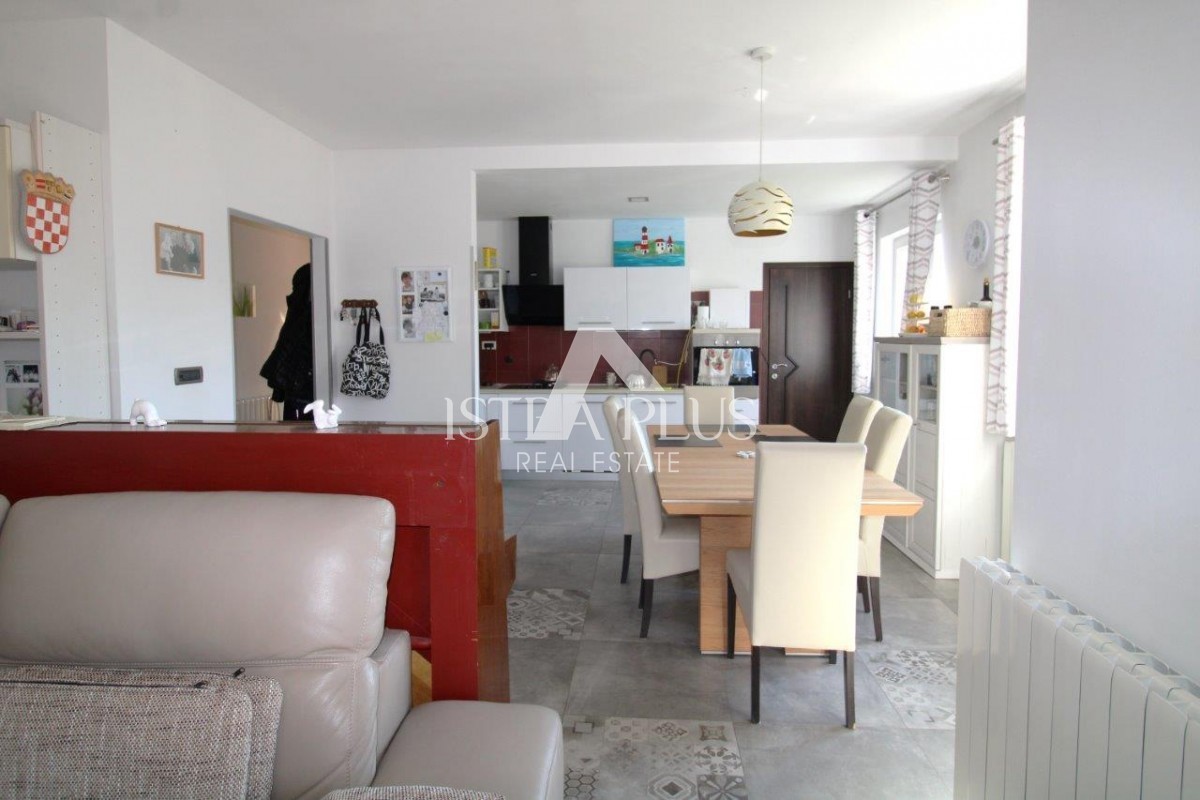 Splendida posizione vicino a Parenzo, casa unifamiliare - 160 m², terreno di 2000 m², piscina e garage