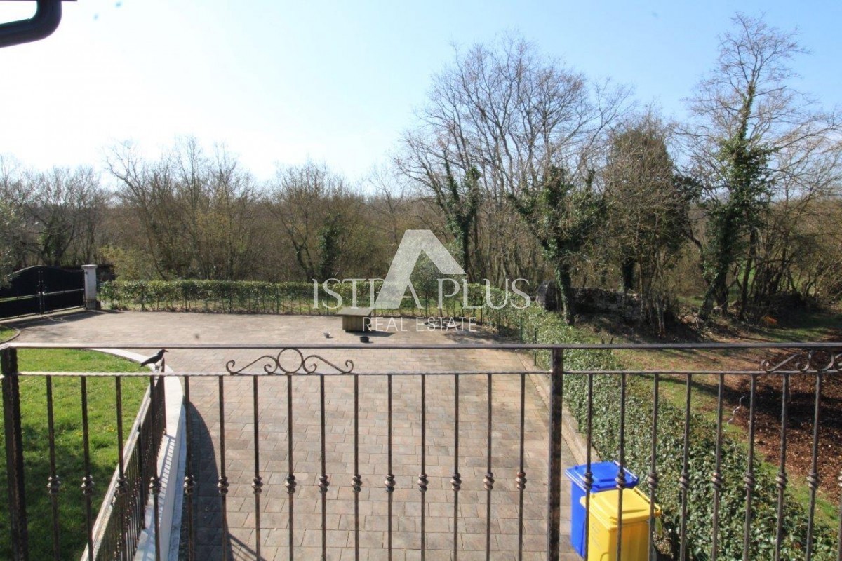 Splendida posizione vicino a Parenzo, casa unifamiliare - 160 m², terreno di 2000 m², piscina e garage