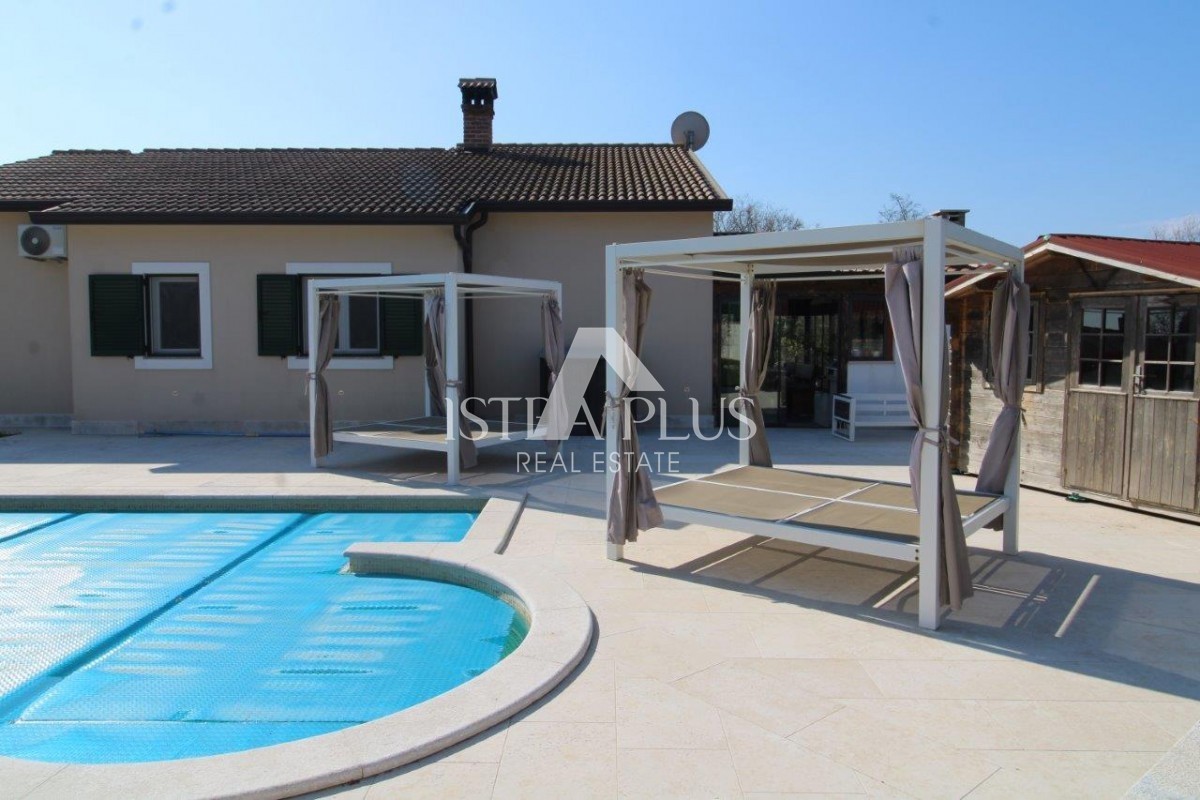 Splendida posizione vicino a Parenzo, casa unifamiliare - 160 m², terreno di 2000 m², piscina e garage